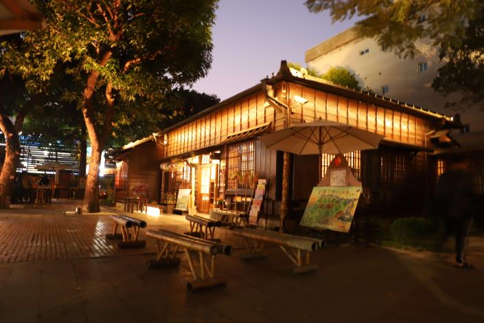 雲耀虎威光廊啟燈。