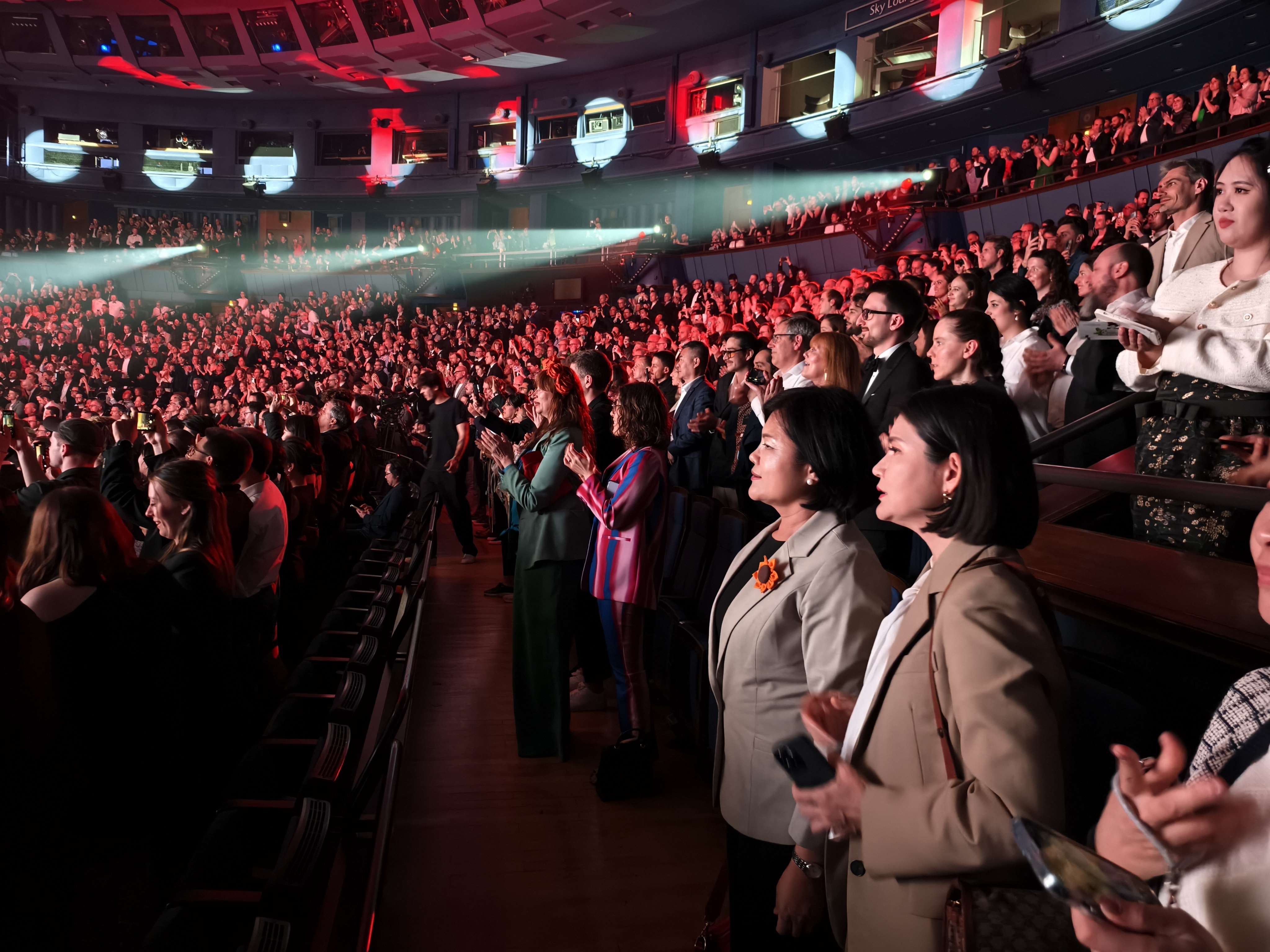 接軌國際 張麗善縣長率陳璧君處長與男神史豔文德國if領獎照