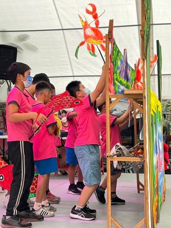 在舞台上合作完成表演