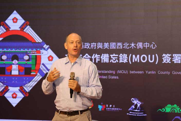在臺灣布袋戲傳習中心藝術總監許嘉芬居中牽線促成今雲林縣政府與美國西北木偶中心MOU簽署，美國西北木偶中心館長dmitri Carter希望透過文化交流，介紹全世界的朋友到臺灣、來雲林看布袋戲