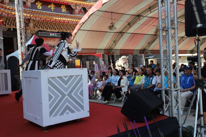 縣長張麗善與大小朋友一起歡度仲夏午后。