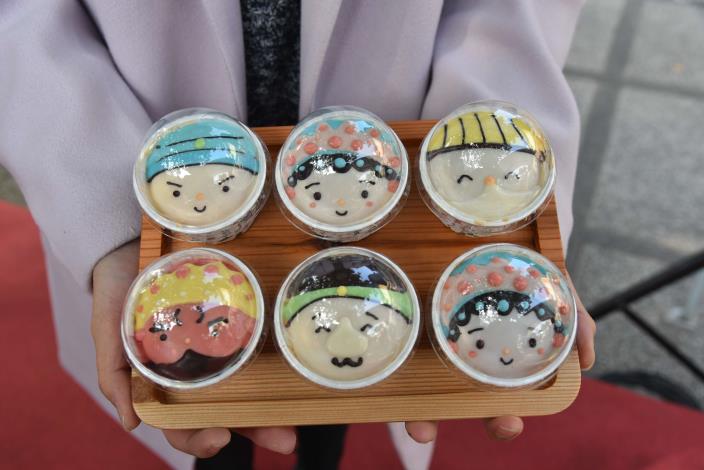 124顆生、旦、淨、末、丑臉譜杯子蛋糕，寓意圓滿順利