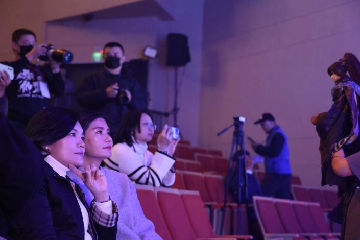 張縣長坐下來欣賞晚間即將上演 2024金光奇幻舞台劇 史豔文 儒俠再現 部分精采橋段