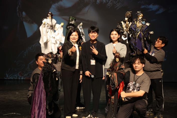 縣長張麗善下午偕同縣府文化觀光處處長陳璧君特地到場關心 金光布袋戲 2024金光奇幻舞台劇 史豔文 儒俠再現 舞台劇彩排情形