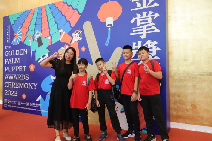 入圍小金掌獎學童開心走星光大道。