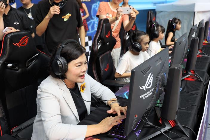 張麗善縣長今早主持雲林電競開幕儀式，隨後帶領小選手組隊挑戰雲林首支樂齡戰隊，場面歡樂