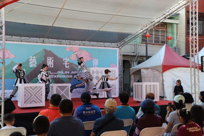 「Ｏ劇團」於元長鄉鰲峰宮演出《夢遊莫札特》，結合音樂、舞蹈、肢體、戲劇、馬戲精彩表演。