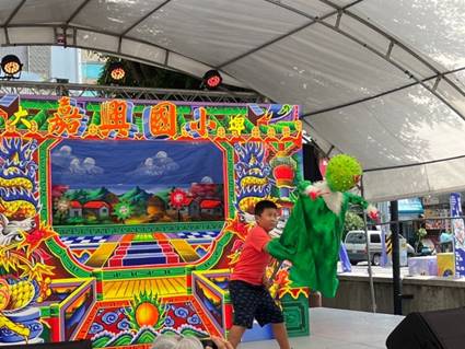 孩子從小就體驗布袋戲