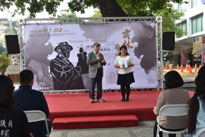 詹惠登教授說明今年預計出版「戲臺裏的魔力」新書計畫